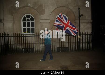 I sostenitori della Brexit si incontrano a Parliament Square a Londra per celebrare la vittoria del voto all’uscita e che il Regno Unito ha ora ufficialmente lasciato l’UE Foto Stock