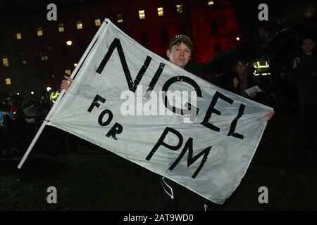 I sostenitori della Brexit si incontrano a Parliament Square a Londra per celebrare la vittoria del voto all’uscita e che il Regno Unito ha ora ufficialmente lasciato l’UE Foto Stock