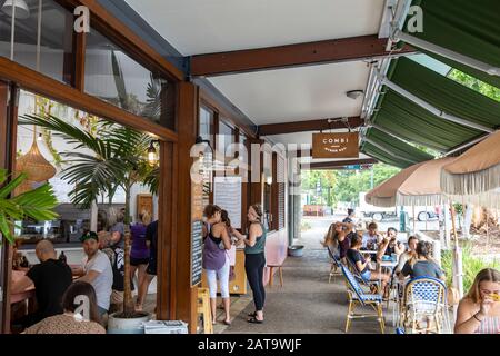 Byron Bay, Combi cafe e ristorante che serve i clienti in una giornata di estati trafficate, nuovo Galles del Sud, Australia Foto Stock