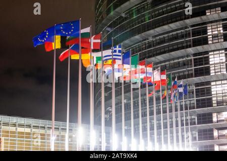 Strasburgo, Francia. 31 gennaio 2020, Francia, Straßburg: Le bandiere degli stati membri europei vacillano per la prima volta senza la bandiera della Gran Bretagna davanti all'edificio del Parlamento europeo. Più di tre anni e mezzo dopo il referendum sull'orata, la Gran Bretagna non è più membro dell'Unione europea dal 31 gennaio 2020 (24:00 CET). Foto: Philipp von Ditfurth/dpa credito: DPA Picture Alliance/Alamy Live News Foto Stock