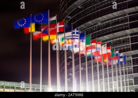 Strasburgo, Francia. 31 gennaio 2020, Francia, Straßburg: Le bandiere degli stati membri europei vacillano per la prima volta senza la bandiera della Gran Bretagna davanti all'edificio del Parlamento europeo. Più di tre anni e mezzo dopo il referendum sull'orata, la Gran Bretagna non è più membro dell'Unione europea dal 31 gennaio 2020 (24:00 CET). Foto: Philipp von Ditfurth/dpa credito: DPA Picture Alliance/Alamy Live News Foto Stock