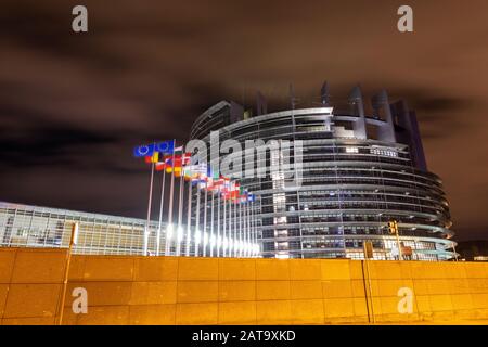 Strasburgo, Francia. 31 gennaio 2020, Francia, Straßburg: Le bandiere degli stati membri europei vacillano per la prima volta senza la bandiera della Gran Bretagna davanti all'edificio del Parlamento europeo. Più di tre anni e mezzo dopo il referendum sull'orata, la Gran Bretagna non è più membro dell'Unione europea dal 31 gennaio 2020 (24:00 CET). Foto: Philipp von Ditfurth/dpa credito: DPA Picture Alliance/Alamy Live News Foto Stock