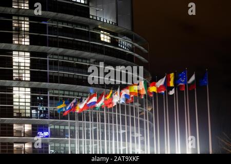 Strasburgo, Francia. 31 gennaio 2020, Francia, Straßburg: Le bandiere degli stati membri europei vacillano per la prima volta senza la bandiera della Gran Bretagna davanti all'edificio del Parlamento europeo. Più di tre anni e mezzo dopo il referendum sull'orata, la Gran Bretagna non è più membro dell'Unione europea dal 31 gennaio 2020 (24:00 CET). Foto: Philipp von Ditfurth/dpa credito: DPA Picture Alliance/Alamy Live News Foto Stock