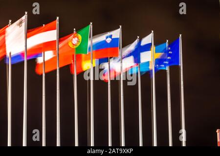 Strasburgo, Francia. 31 gennaio 2020, Francia, Straßburg: Le bandiere degli stati membri europei vacillano per la prima volta senza la bandiera della Gran Bretagna davanti all'edificio del Parlamento europeo. Più di tre anni e mezzo dopo il referendum sull'orata, la Gran Bretagna non è più membro dell'Unione europea dal 31 gennaio 2020 (24:00 CET). Foto: Philipp von Ditfurth/dpa credito: DPA Picture Alliance/Alamy Live News Foto Stock