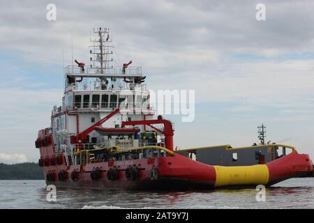 Nave mineraria rossa a Balikpapan Bay Foto Stock