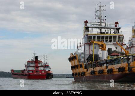 Due navi da miniera a Balikpapan Bay Foto Stock