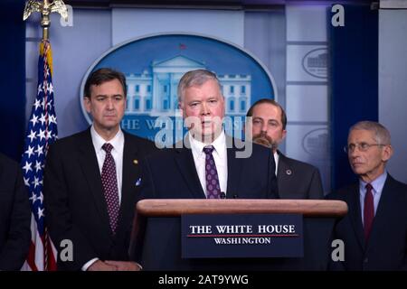 Washington DC, Stati Uniti. 31st Gen 2020. Stephen Biegun, Vice Segretario di Stato, presenta le sue osservazioni nella Sala di Briefing Stampa James S. Brady presso la Casa Bianca di Washington, DC, Stati Uniti, venerdì 31 gennaio 2020. Azar ha annunciato che gli Stati Uniti hanno dichiarato il virus Corona un'emergenza sanitaria pubblica. Credito: Stefani Reynolds/CNP /MediaPunch Credit: MediaPunch Inc/Alamy Live News Foto Stock