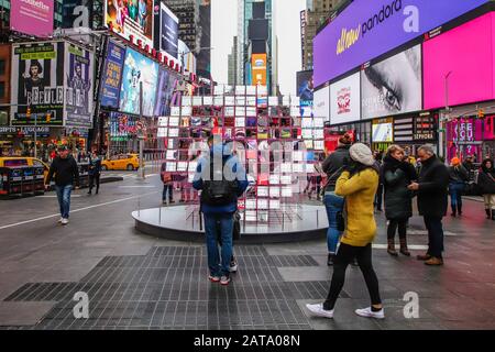 New York, NEW YORK, ESTADOS UNIDOS. 31st Gen 2020. 125 specchi trasformano Times Square in un caleidoscopio di persone, edifici e cartelloni. Mentre si passa attraverso la struttura, queste centinaia di riflessioni si fondono improvvisamente, rivelando un pixel. La MODU e Heart Squared di Eric Forman Studio sono i vincitori del concorso Heart Design di San Valentino Di Times Square nel 2020, a cura di Cooper Hewitt, Smithsonian Design Museum e organizzato da Times Square Arts. Credit: Vanessa Carvalho/ZUMA Wire/Alamy Live News Foto Stock