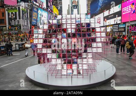 New York, NEW YORK, ESTADOS UNIDOS. 31st Gen 2020. 125 specchi trasformano Times Square in un caleidoscopio di persone, edifici e cartelloni. Mentre si passa attraverso la struttura, queste centinaia di riflessioni si fondono improvvisamente, rivelando un pixel. La MODU e Heart Squared di Eric Forman Studio sono i vincitori del concorso Heart Design di San Valentino Di Times Square nel 2020, a cura di Cooper Hewitt, Smithsonian Design Museum e organizzato da Times Square Arts. Credit: Vanessa Carvalho/ZUMA Wire/Alamy Live News Foto Stock