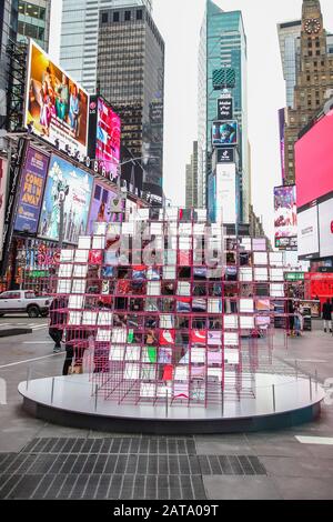 New York, NEW YORK, ESTADOS UNIDOS. 31st Gen 2020. 125 specchi trasformano Times Square in un caleidoscopio di persone, edifici e cartelloni. Mentre si passa attraverso la struttura, queste centinaia di riflessioni si fondono improvvisamente, rivelando un pixel. La MODU e Heart Squared di Eric Forman Studio sono i vincitori del concorso Heart Design di San Valentino Di Times Square nel 2020, a cura di Cooper Hewitt, Smithsonian Design Museum e organizzato da Times Square Arts. Credit: Vanessa Carvalho/ZUMA Wire/Alamy Live News Foto Stock