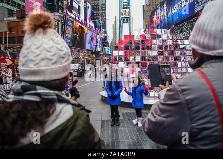 New York, NEW YORK, ESTADOS UNIDOS. 31st Gen 2020. 125 specchi trasformano Times Square in un caleidoscopio di persone, edifici e cartelloni. Mentre si passa attraverso la struttura, queste centinaia di riflessioni si fondono improvvisamente, rivelando un pixel. La MODU e Heart Squared di Eric Forman Studio sono i vincitori del concorso Heart Design di San Valentino Di Times Square nel 2020, a cura di Cooper Hewitt, Smithsonian Design Museum e organizzato da Times Square Arts. Credit: Vanessa Carvalho/ZUMA Wire/Alamy Live News Foto Stock