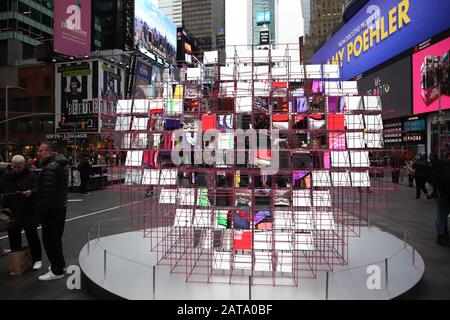 New York, NEW YORK, ESTADOS UNIDOS. 31st Gen 2020. 125 specchi trasformano Times Square in un caleidoscopio di persone, edifici e cartelloni. Mentre si passa attraverso la struttura, queste centinaia di riflessioni si fondono improvvisamente, rivelando un pixel. La MODU e Heart Squared di Eric Forman Studio sono i vincitori del concorso Heart Design di San Valentino Di Times Square nel 2020, a cura di Cooper Hewitt, Smithsonian Design Museum e organizzato da Times Square Arts. Credit: Vanessa Carvalho/ZUMA Wire/Alamy Live News Foto Stock