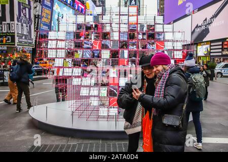 New York, NEW YORK, ESTADOS UNIDOS. 31st Gen 2020. 125 specchi trasformano Times Square in un caleidoscopio di persone, edifici e cartelloni. Mentre si passa attraverso la struttura, queste centinaia di riflessioni si fondono improvvisamente, rivelando un pixel. La MODU e Heart Squared di Eric Forman Studio sono i vincitori del concorso Heart Design di San Valentino Di Times Square nel 2020, a cura di Cooper Hewitt, Smithsonian Design Museum e organizzato da Times Square Arts. Credit: Vanessa Carvalho/ZUMA Wire/Alamy Live News Foto Stock