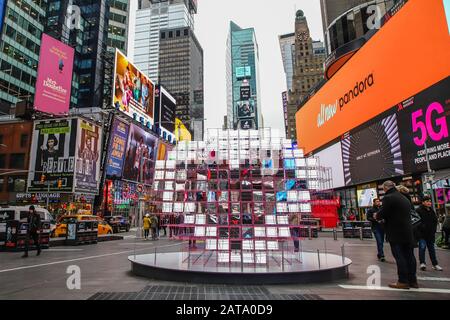 New York, NEW YORK, ESTADOS UNIDOS. 31st Gen 2020. 125 specchi trasformano Times Square in un caleidoscopio di persone, edifici e cartelloni. Mentre si passa attraverso la struttura, queste centinaia di riflessioni si fondono improvvisamente, rivelando un pixel. La MODU e Heart Squared di Eric Forman Studio sono i vincitori del concorso Heart Design di San Valentino Di Times Square nel 2020, a cura di Cooper Hewitt, Smithsonian Design Museum e organizzato da Times Square Arts. Credit: Vanessa Carvalho/ZUMA Wire/Alamy Live News Foto Stock