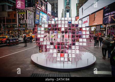 New York, NEW YORK, ESTADOS UNIDOS. 31st Gen 2020. 125 specchi trasformano Times Square in un caleidoscopio di persone, edifici e cartelloni. Mentre si passa attraverso la struttura, queste centinaia di riflessioni si fondono improvvisamente, rivelando un pixel. La MODU e Heart Squared di Eric Forman Studio sono i vincitori del concorso Heart Design di San Valentino Di Times Square nel 2020, a cura di Cooper Hewitt, Smithsonian Design Museum e organizzato da Times Square Arts. Credit: Vanessa Carvalho/ZUMA Wire/Alamy Live News Foto Stock