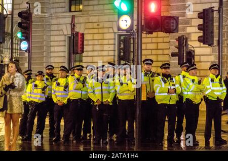 Parliament Square, Londra, Regno Unito. 31st Gen 2020. Migliaia di sostenitori della Brexit si riuniscono di fronte al Parlamento per celebrare l’uscita del Regno Unito dall’UE al 11pm tempo del Regno Unito. Credito: Alan Fraser/Alamy Live News Foto Stock