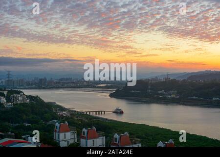 Pagaia in battello a vapore sul Fiume Tamsui nella Citta' di New Taipei durante un colorato tramonto serale Foto Stock