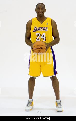 2 ottobre 2006, Los Angeles, California, Stati Uniti: Kobe BRYANT, 27, in uniforme completa Laker numero 24 con una partita di basket NBA Spaulding, durante la stagione NBA 2006 Laker media day al Lakers Training Center di El Segundo su sfondo bianco senza cuciture. (Immagine Di Credito: © Armando Arorizo/Prensa Internacional Via Zuma Wire) Foto Stock