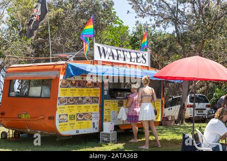 Waffle e cibo caldo caravan rimorchio al mercato Byron Bay Street in una giornata di estati, nuovo Galles del Sud, Australia Foto Stock