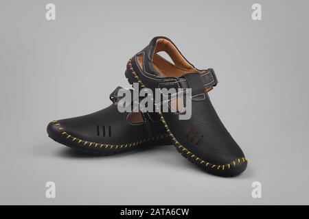 Scarpe trendy in pelle per bambini isolate su sfondo grigio Foto Stock