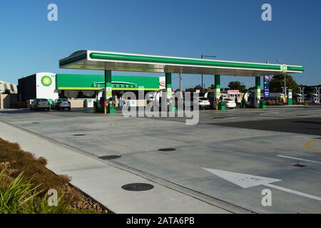 BP Connect benzina benzina stazione di rifornimento pignory negozio wild bean caffè auto Brigham Creek Road, Whenuapai, Waitakere, Auckland, Nuova Zelanda. Foto Stock