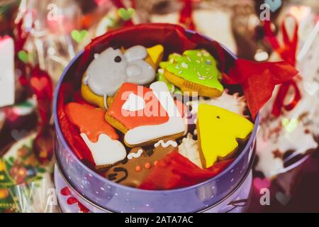 Sfondo di dolci di Natale. Bei biscotti di Natale in un vaso. Foto Stock
