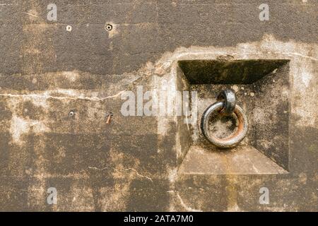 Un muro di cemento con un anello di ghisa a Battery Harvey Allen, Fort Canby, Washington, USA Foto Stock