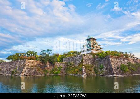 Osaka Castle Walls e fossato illuminati al tramonto panorama Giappone Foto Stock