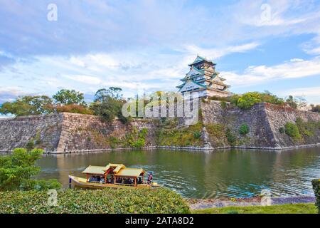 Osaka Castle Walls e fossato illuminati al tramonto panorama Giappone Foto Stock