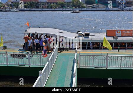 Bangkok, Thailandia - 28 gennaio 2020: Gruppo di turisti che arrivano e partono dalla barca turistica al molo Yodpiman sul fiume Chao Phraya Foto Stock