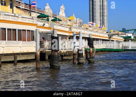 Bangkok,Thailandia-28 gennaio 2020: Pali in acciaio con pile di pneumatici al molo Yodpiman sul fiume Chao Phraya, questo può ridurre i danni da impatto barca Foto Stock