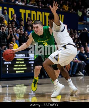 Berkeley, CA, Stati Uniti, 30th Gen, 2020. A. Oregon Ducks guardia Payton Pritchard (3) guida al cerchio durante il NCAA Men's Basketball gioco tra Oregon Ducks e California Golden Bears 77-72 vincere al padiglione Hass Berkeley Calif. Thurman James/CSM/Alamy Live News Foto Stock