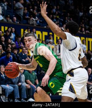 Berkeley, CA, Stati Uniti, 30th Gen, 2020. A. Oregon Ducks guardia Payton Pritchard (3) guida al cerchio durante il NCAA Men's Basketball gioco tra Oregon Ducks e California Golden Bears 77-72 vincere al padiglione Hass Berkeley Calif. Thurman James/CSM/Alamy Live News Foto Stock