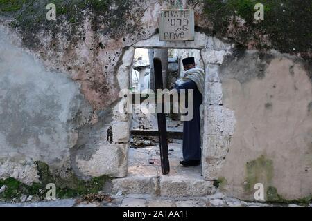 Una croce di legno blocca il modo in cui nella zona residenziale di Deir El-Sultan monastero situato sul tetto della chiesa del Santo Sepolcro nel quartiere cristiano della città vecchia di Gerusalemme Est Israele Foto Stock