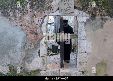 Una croce di legno blocca il modo in cui nella zona residenziale di Deir El-Sultan monastero situato sul tetto della chiesa del Santo Sepolcro nel quartiere cristiano della città vecchia di Gerusalemme Est Israele Foto Stock