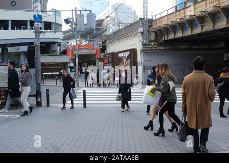 La gente giapponese che acquista e viaggia Osaka, Giappone, molte maschere facciali indossate come precauzione contro il virus Corona Foto Stock