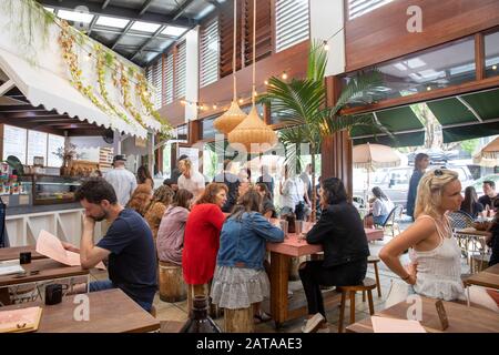 Le persone che godono la prima colazione all'interno di Combi caffè e ristorante a Byron Bay, nuovo Galles del Sud, Australia Foto Stock