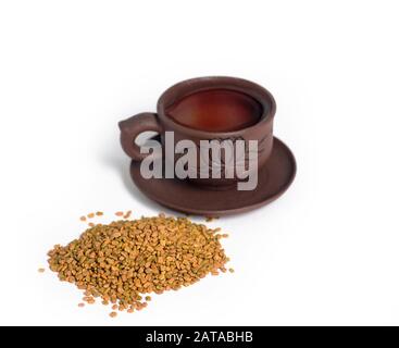 semi di fenugreek isolati su sfondo bianco. Sfondo di semi di fenugreek (Mimi dana, helba o shambala) semi di Helba. Fenugreek su un backgrou bianco Foto Stock