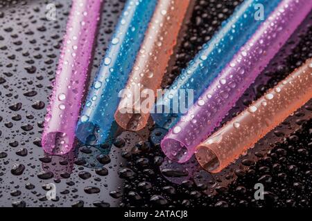 cannucce con gocce d'acqua su sotterraneo bagnato Foto Stock