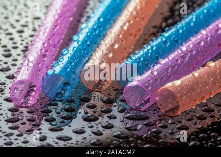 cannucce con gocce d'acqua su sotterraneo bagnato Foto Stock