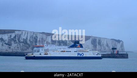 Il traghetto P&o, Pride of Canterbury, arriva al porto di dover nel Kent, dopo che il Regno Unito ha lasciato l'Unione europea venerdì, terminando 47 anni di legami stretti e talvolta scomodi con Bruxelles. Foto Stock