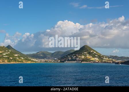 Vista panoramica dal mare dell'isola di Sint Maarten, Caraibi olandesi Foto Stock