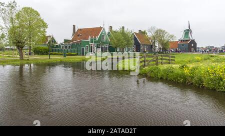 Architettura tradizionale a Zaanse Schans - Olanda Paesi Bassi. Aperto museo Foto Stock