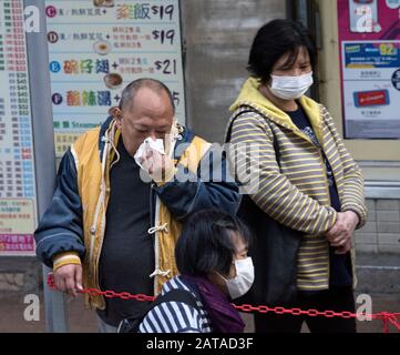Persone che indossano maschere come protezione contro il virus diffuso da Wuhan, Coronavirus, 2020, Hong Kong, Cina. Foto Stock