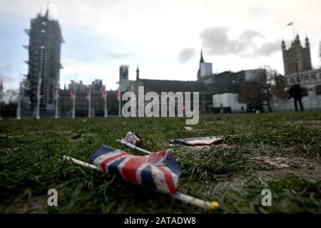 Le bandiere dell’Unione hanno lasciato il mare nel fango e nell’erba di Parliament Square a Londra, dopo le celebrazioni della Brexit dopo che il Regno Unito ha lasciato l’Unione europea venerdì, ponendo fine a 47 anni di legami stretti e talvolta scomodi con Bruxelles. Foto Stock