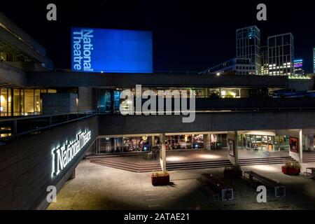 Il famoso Teatro Nazionale di Londra di notte Foto Stock