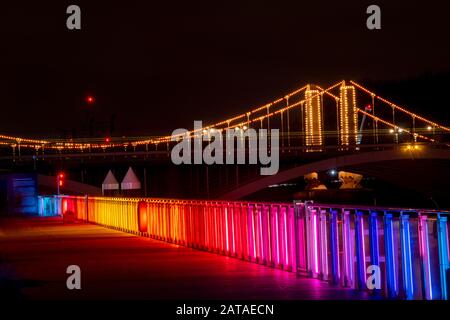 Un'installazione d'arte - Eternal Sundown di Mads Vegas come parte di un festival leggero alla Battersea Power Station di Londra con Battersea Bridge, 2020 Foto Stock