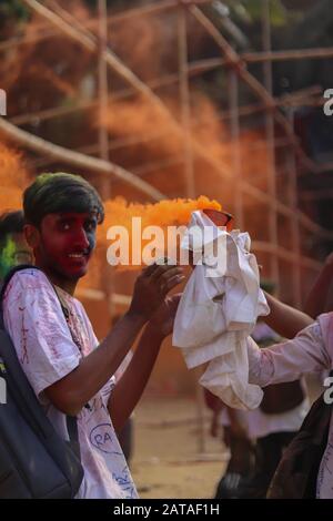 Chittagong, Bangladesh - 23 GENNAIO 2020: Un ragazzo scherzoso sta cercando di tenere una bomba fumogena nel suo addio al college Foto Stock