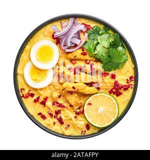 Ohn No Khao Swe isolato su sfondo bianco. OH No Khao Suey è Coconut Latte Noodle Soup di myanmar cucina con carne di pollo e uova. Cibo birmano. Foto Stock