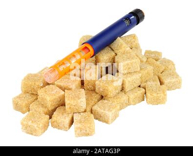 Penna per siringa per insulina diabetica sopra i cubetti di zucchero isolata su sfondo bianco Foto Stock